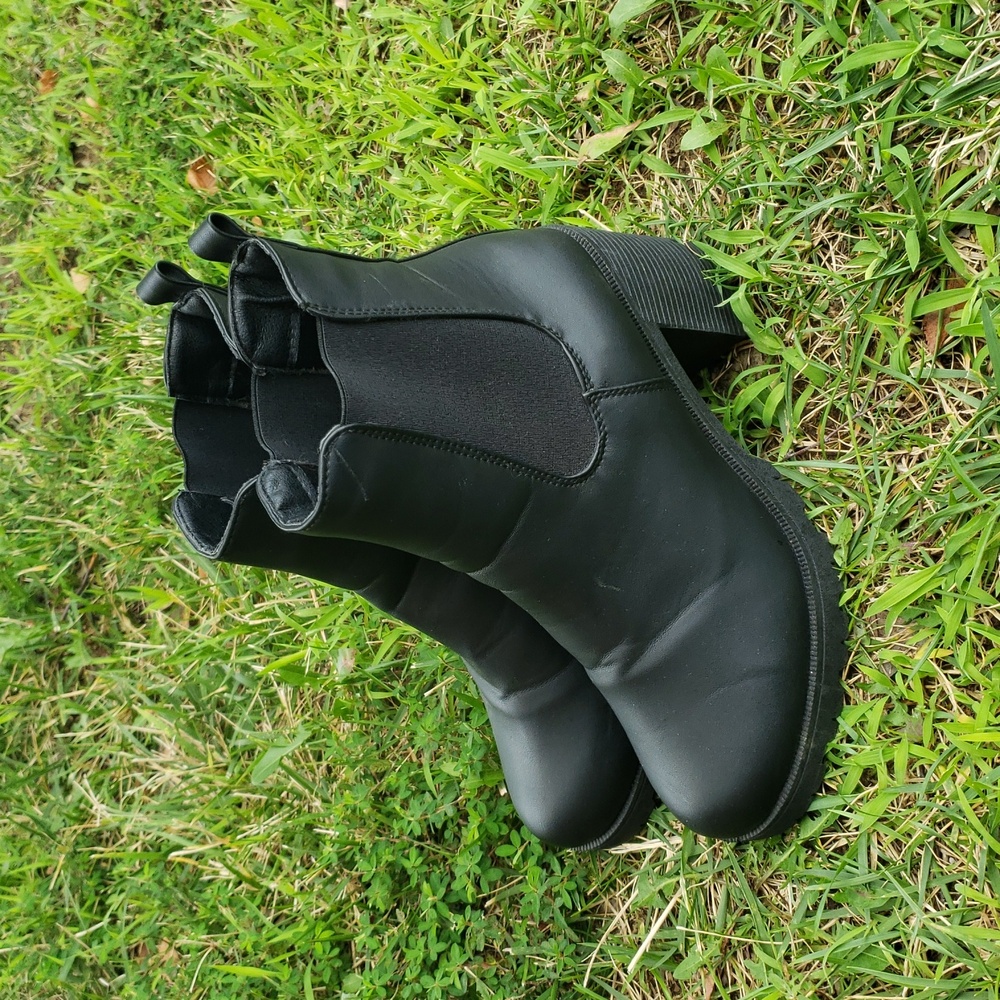 Olivia Miller Faux Leather Lug Sole Chelsea Ankle Heel Boots Size 9 Biker Grunge